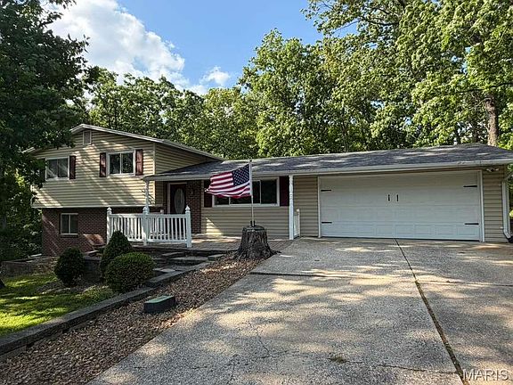 3rd image of 14 Brockton Cir