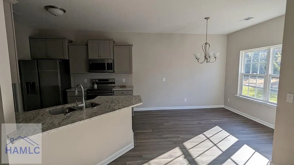 4 bed, 3.0 bath, 1984 sqft, $1,995 — Photo 4