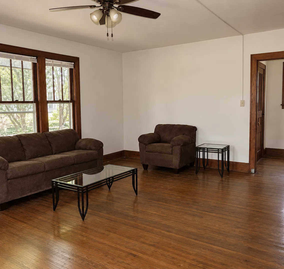 609 W Elm St — Photo 3