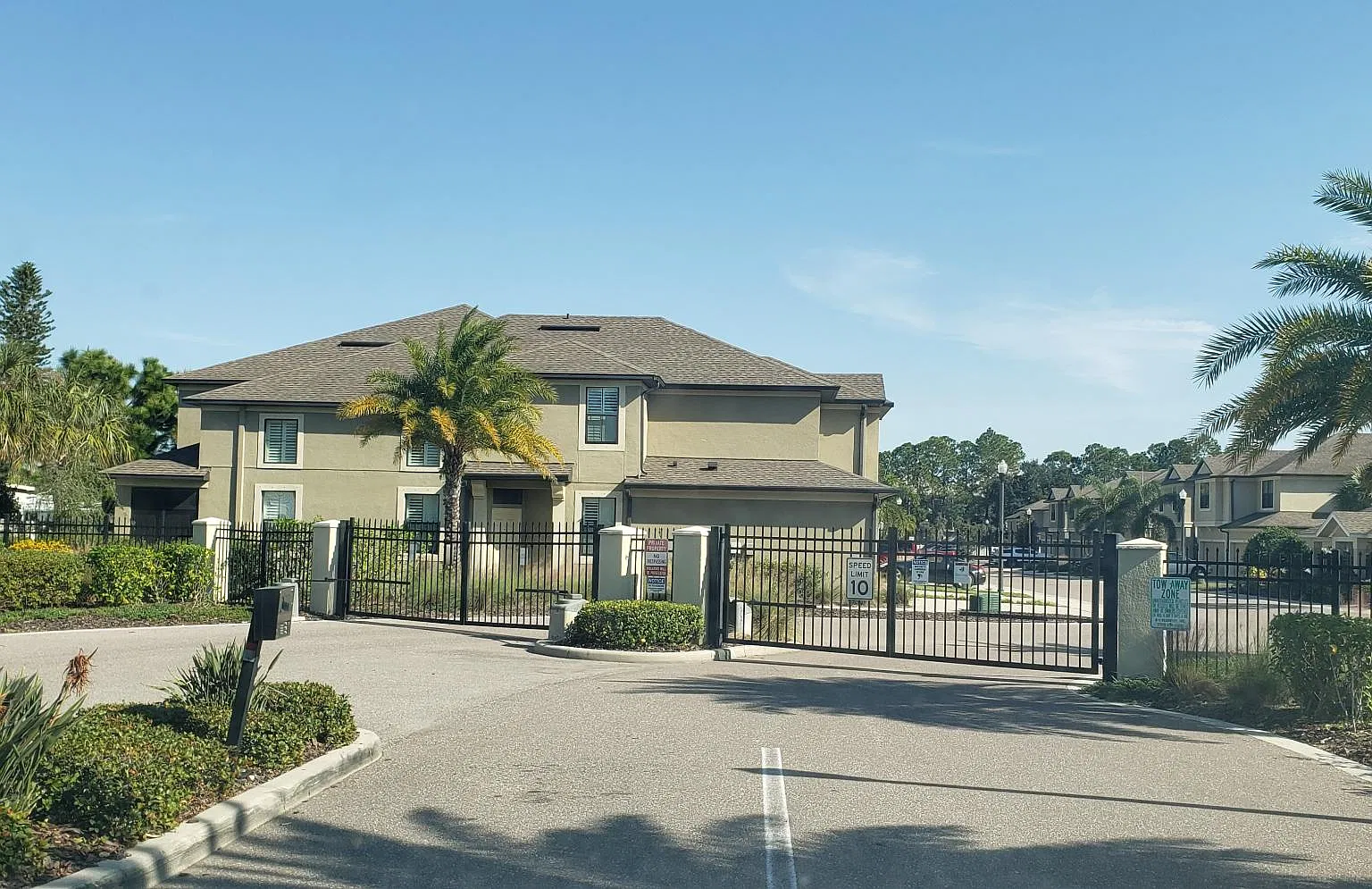 3 bed, 2.5 bath, 1444 sqft, $2,275 — Photo 2