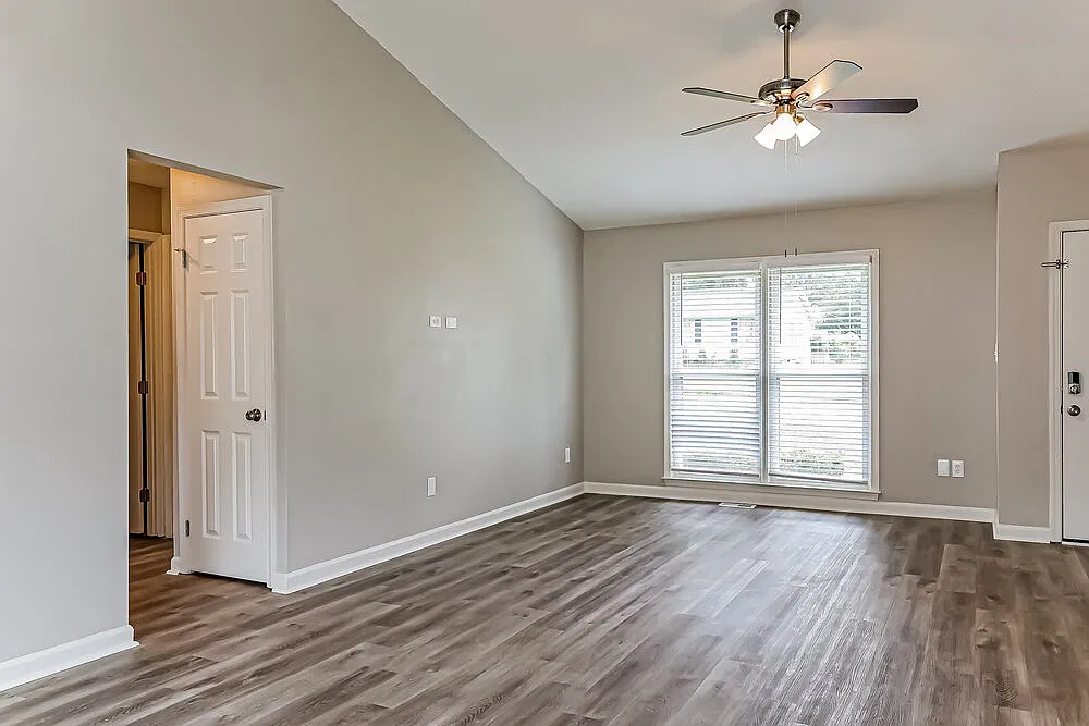 3 bed, 2.0 bath, 1216 sqft, $2,380 — Photo 4