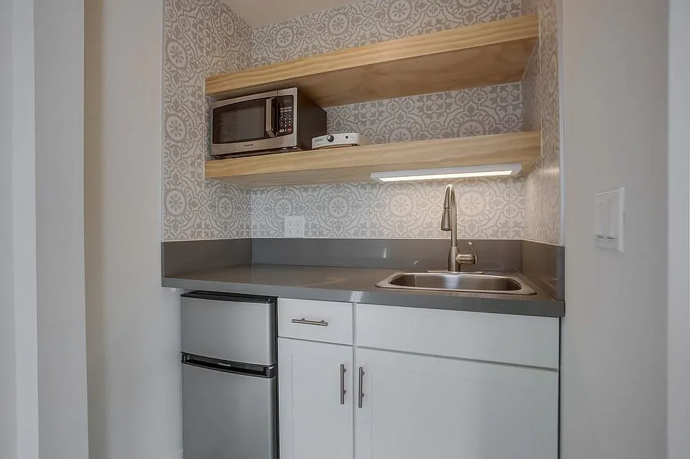 2552 Gregory Dr — Photo 3