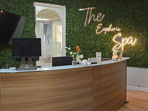 Your booking includes full access to our professionally staffed front desk. This ensures a high-end experience from the moment your guests walk through the door, allowing you to focus entirely on your work.