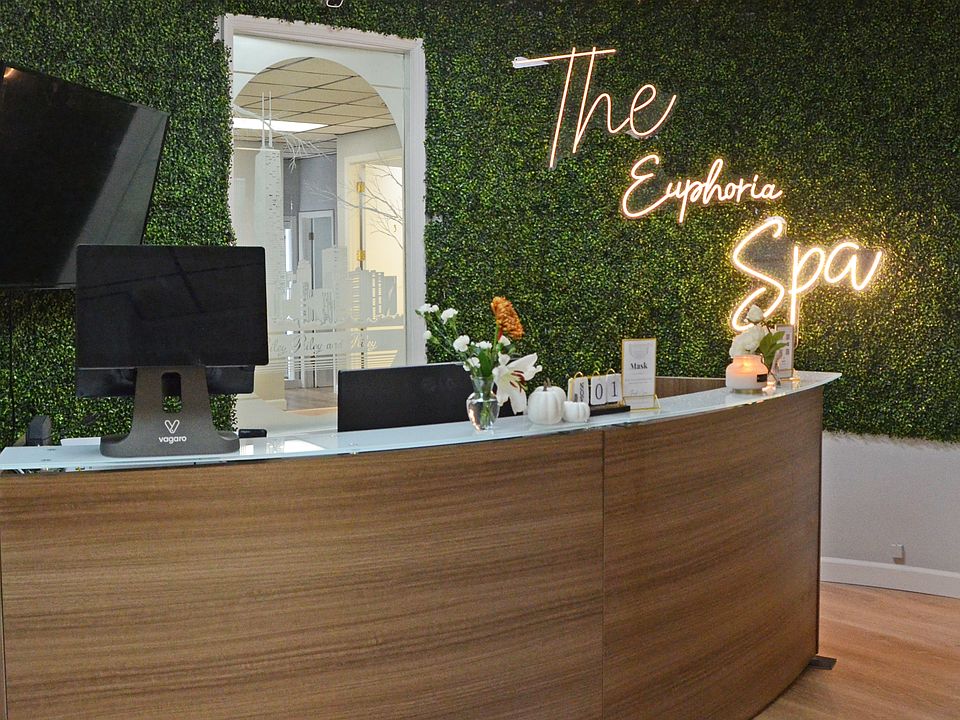 Your booking includes full access to our professionally staffed front desk. This ensures a high-end experience from the moment your guests walk through the door, allowing you to focus entirely on your work.