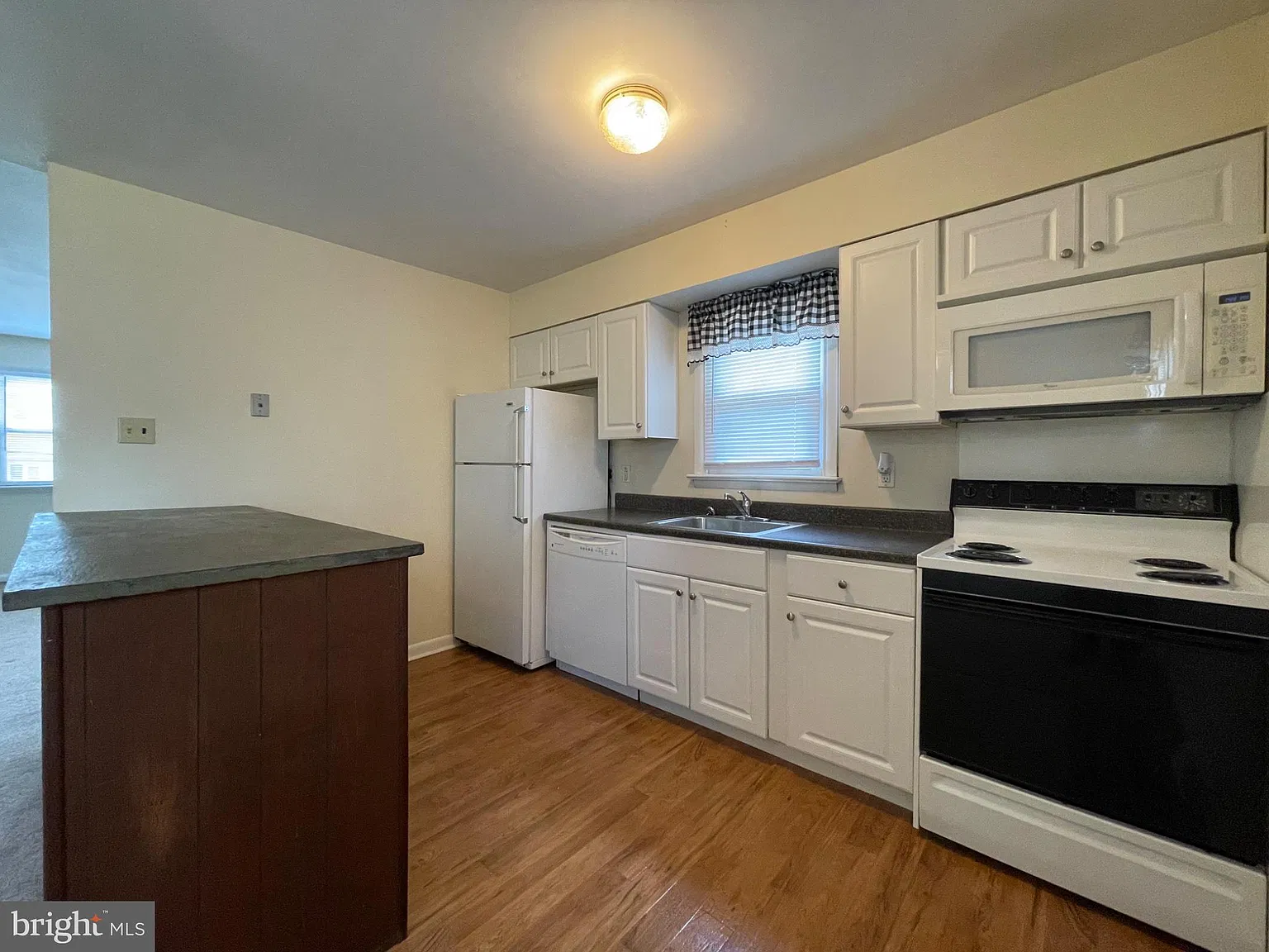 2 bed, 1.0 bath, 952 sqft, $1,700 — Photo 4