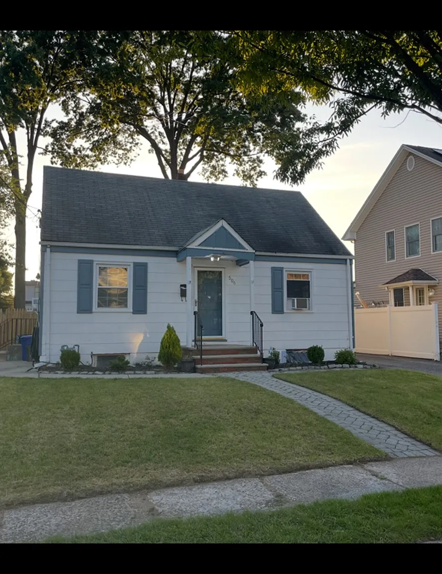 3 bed, 1700 sqft, $3,950 — Photo 1