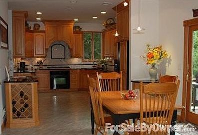 Amazing Kitchen!
						:
						Eat-In-Kitchen (27.5x11.5). Granite countertops, tall cabinets. dual ranges