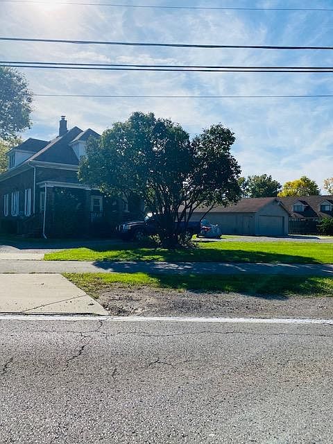 1st image of 23340 Wellington Cres Unit 1