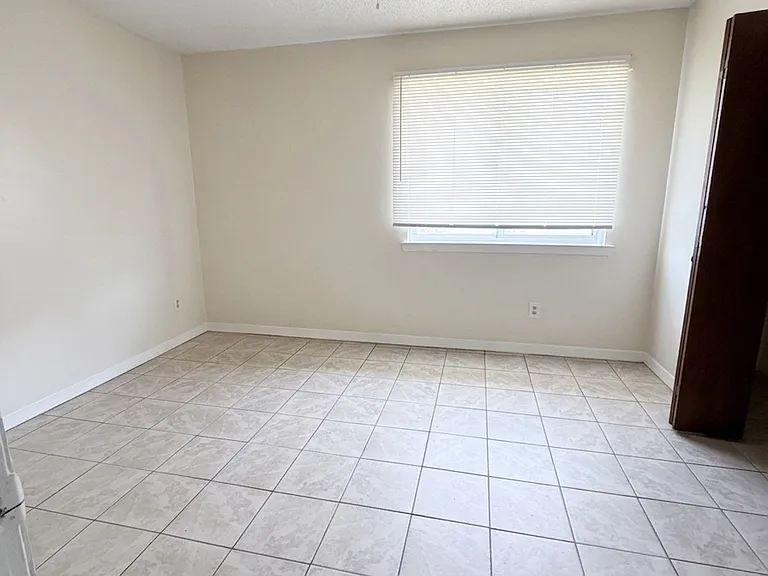 535A S 61st Ave — Photo 5