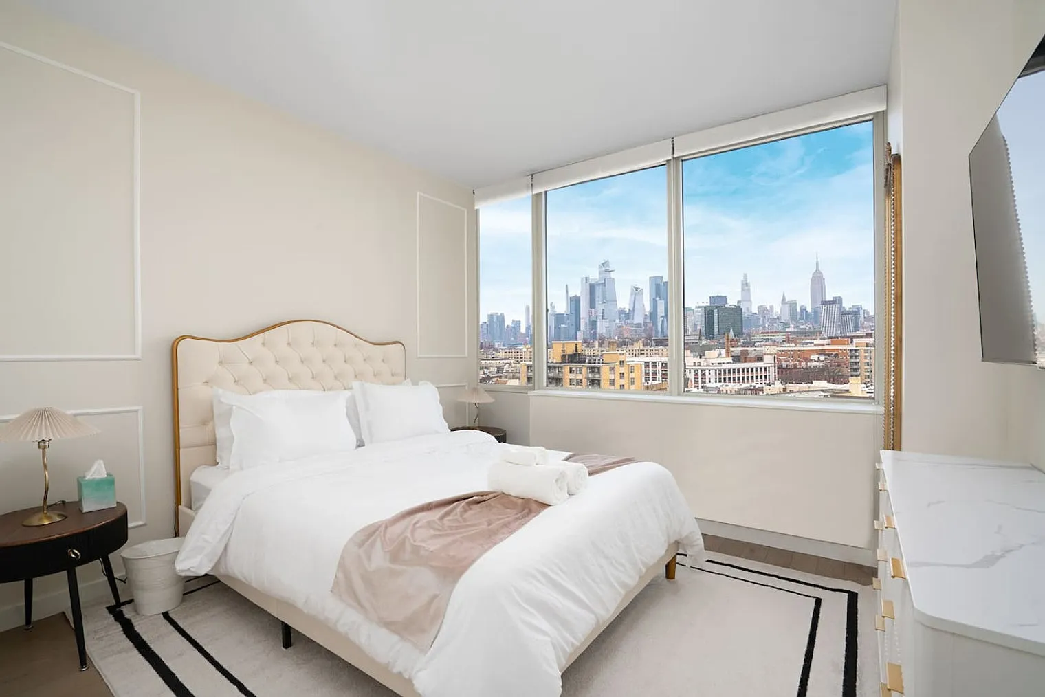 1 bed, 1.0 bath, 742 sqft, $7,101 — Photo 3