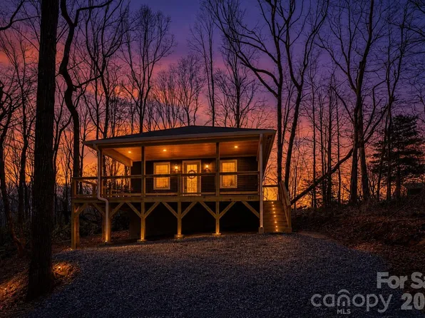 137 E Arbutus Trl, Hendersonville, NC 28792