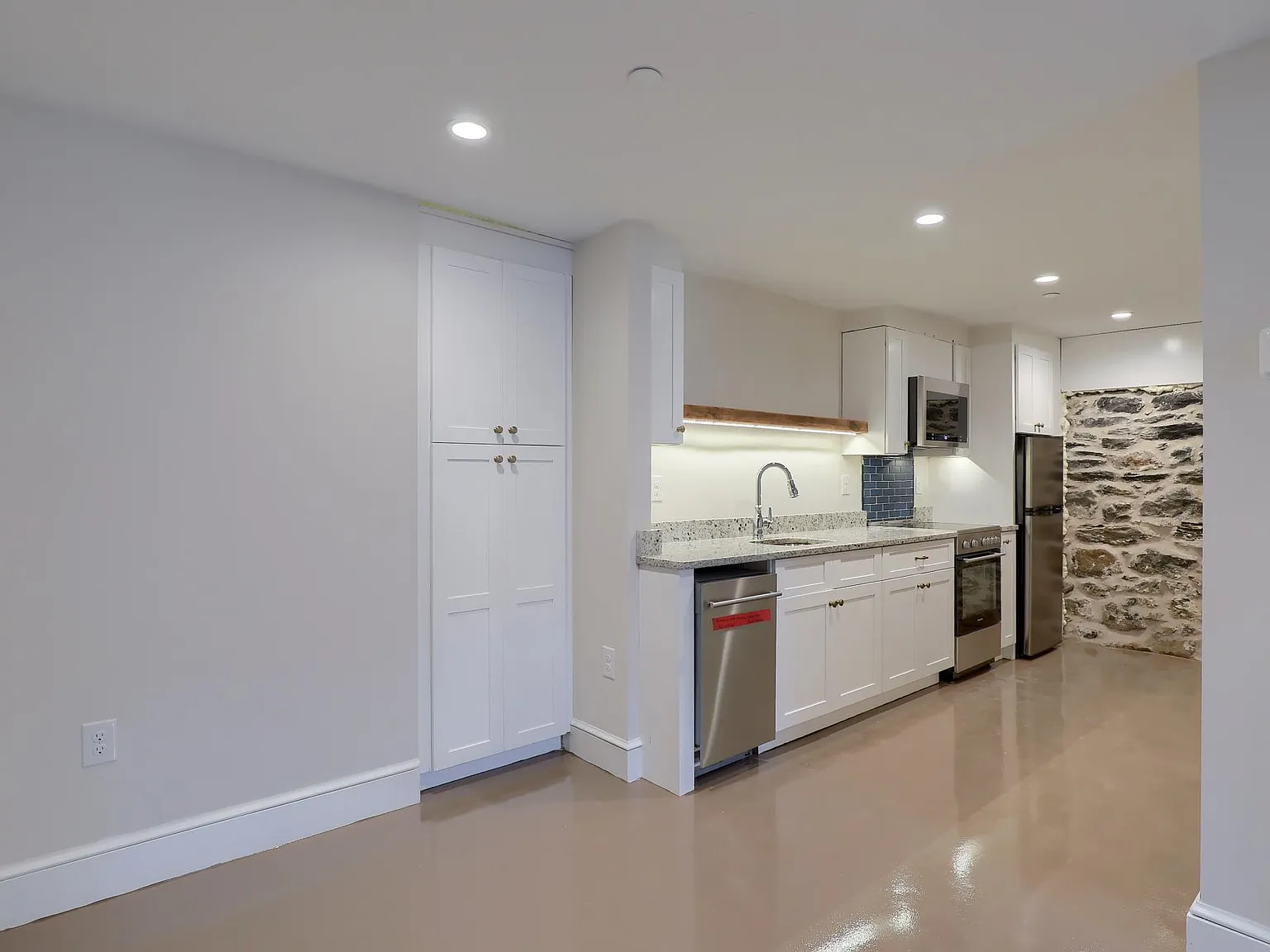1 bed, 400 sqft, $1,345 — Photo 2
