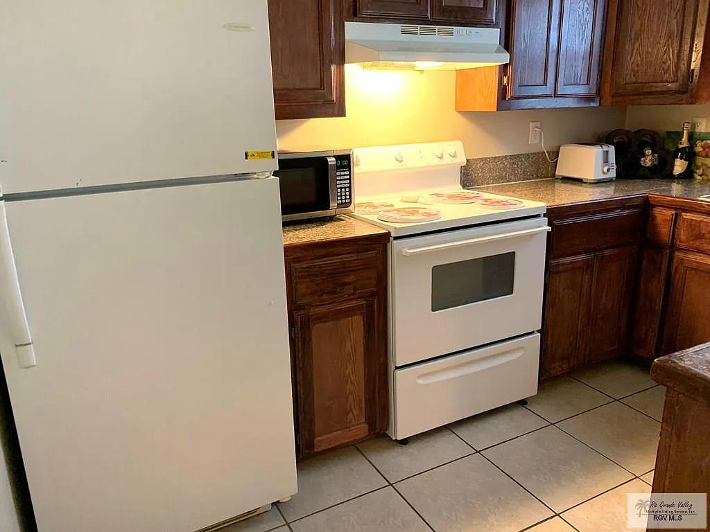 3 bed, 2.5 bath, 1434 sqft, $1,700 — Photo 3
