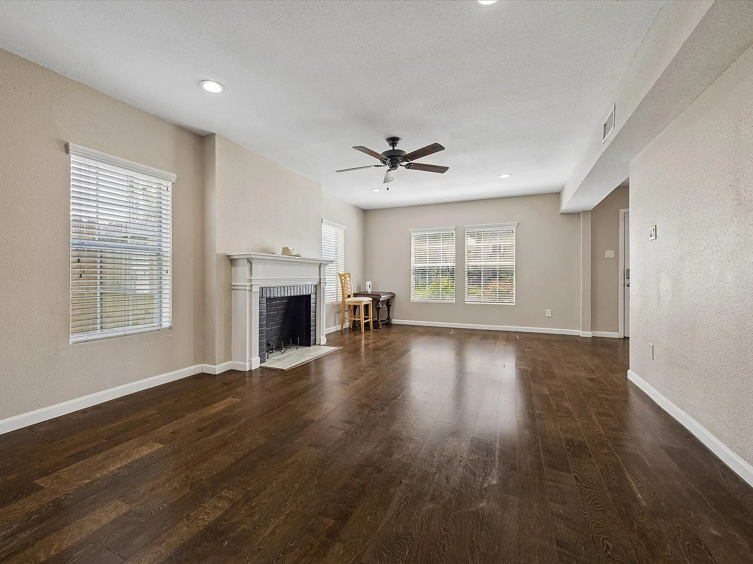 5 bed, 3.5 bath, 3044 sqft, $4,200 — Photo 2