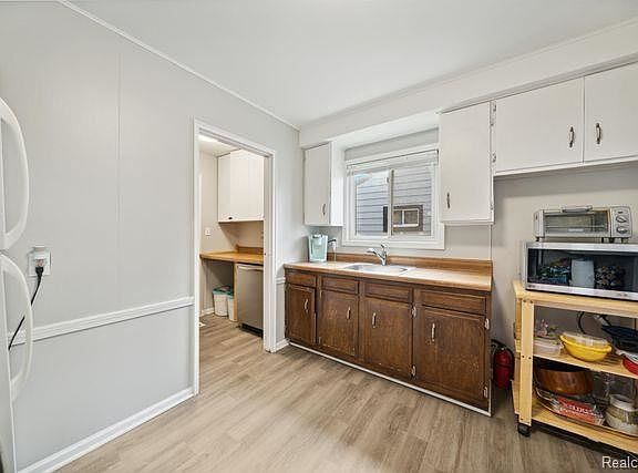 4th image of 27344 Osmun Ave