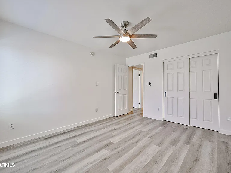 6024 W Golden Ln — Photo 8