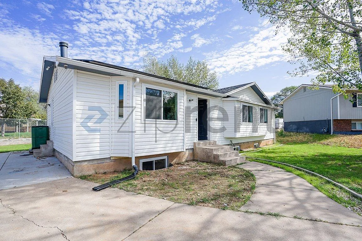 6 bed, 2398 sqft, $3,000 — Photo 2