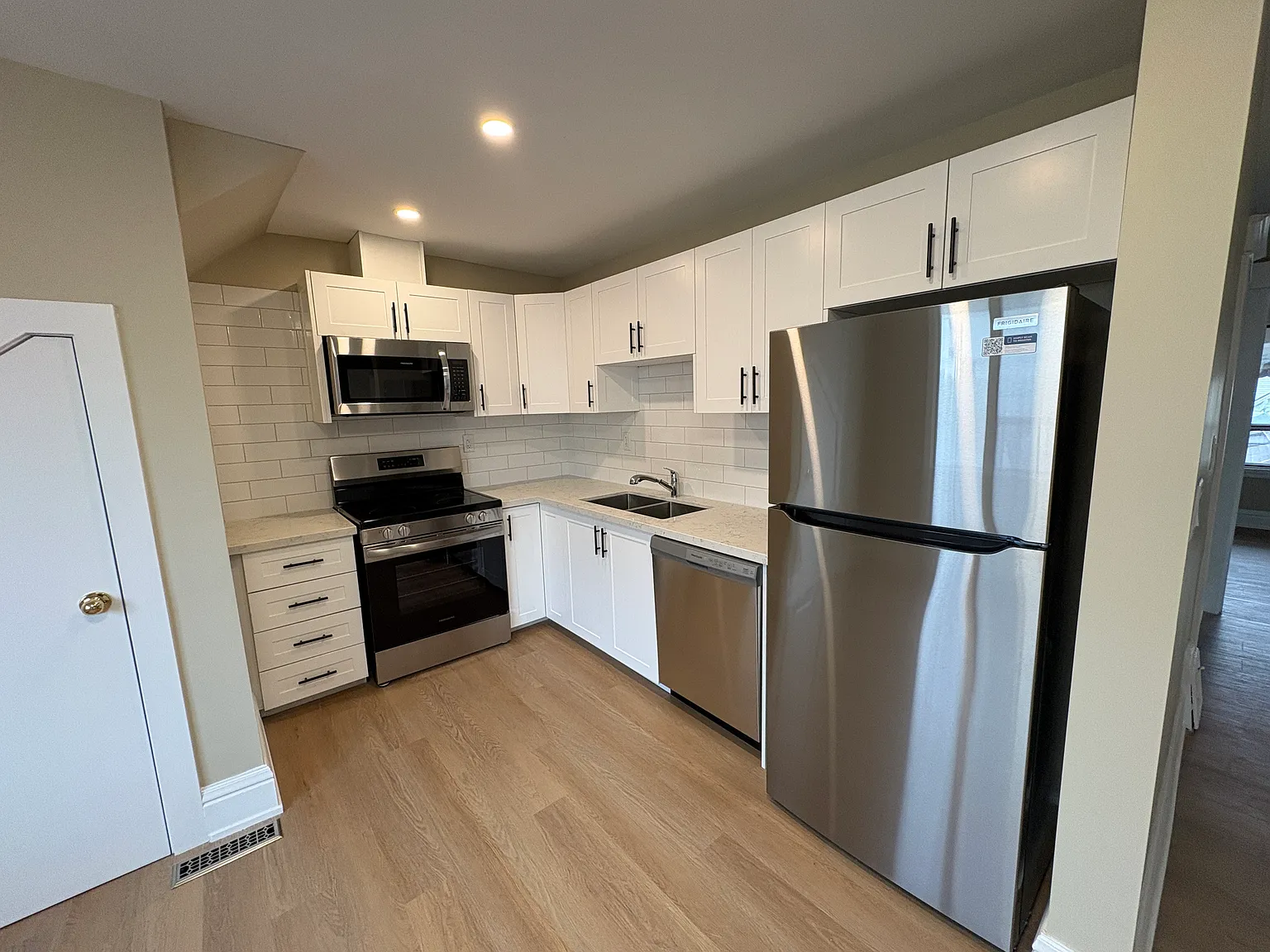 Fully Renovated 2 Bedroom Unit — Photo 2