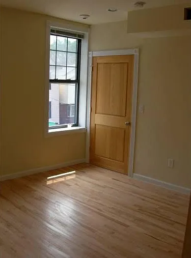 Bedroom w/hardwood floors