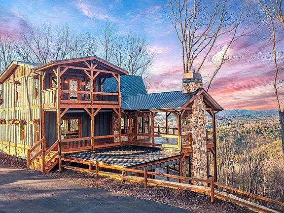 3rd image of 470 NW Skylight Dr