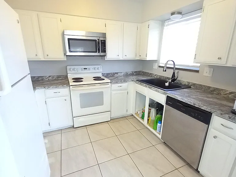 3136 Moonbeam Cir S — Photo 3
