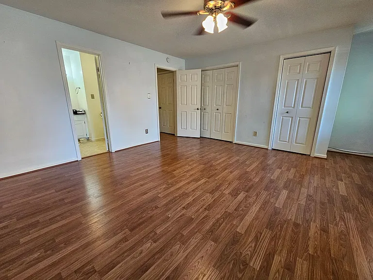 1019 Llewellyn Mews — Photo 19