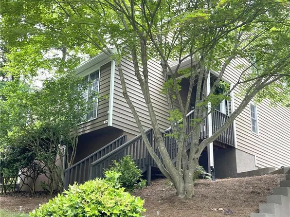 40 Carrisbrooke Ln, Winston Salem, NC 27104