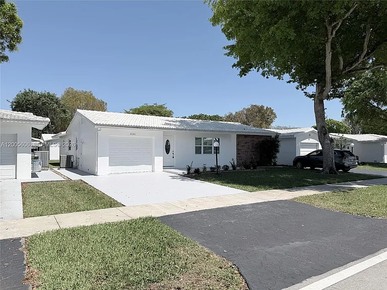 8581 NW 17th St — Photo 2