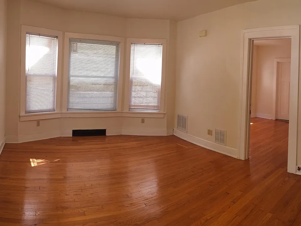 Living room / Door into bedroom
