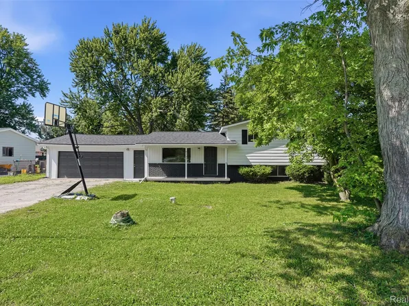 6187 E Maple Ave, Grand Blanc, MI 48439