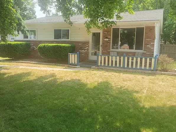 1047 Howard St, Algonac, MI 48001