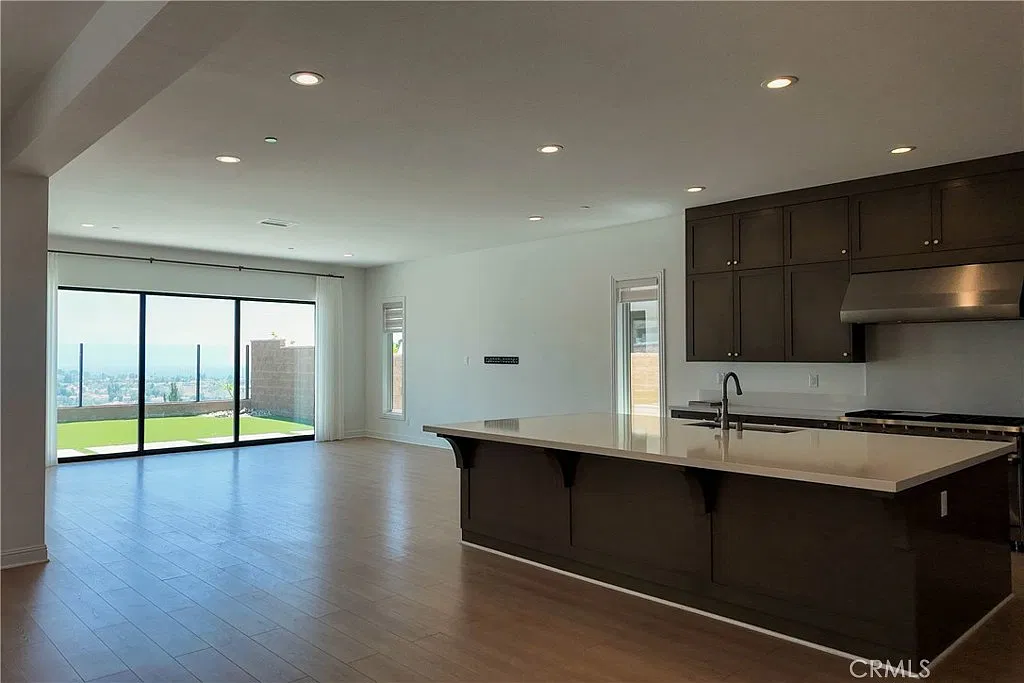 5 bed, 5750 sqft, $11,000 — Photo 4