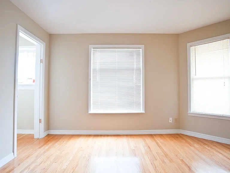 8/1-$1745 3 BR with Laundry, Upper Flat Close to Lakefront and UWM - 2431 N Farwell — Photo 10