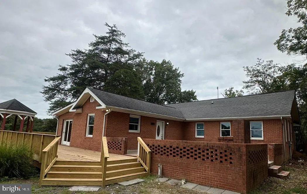 4 bed, 2.0 bath, 2756 sqft, $2,400 — Photo 1