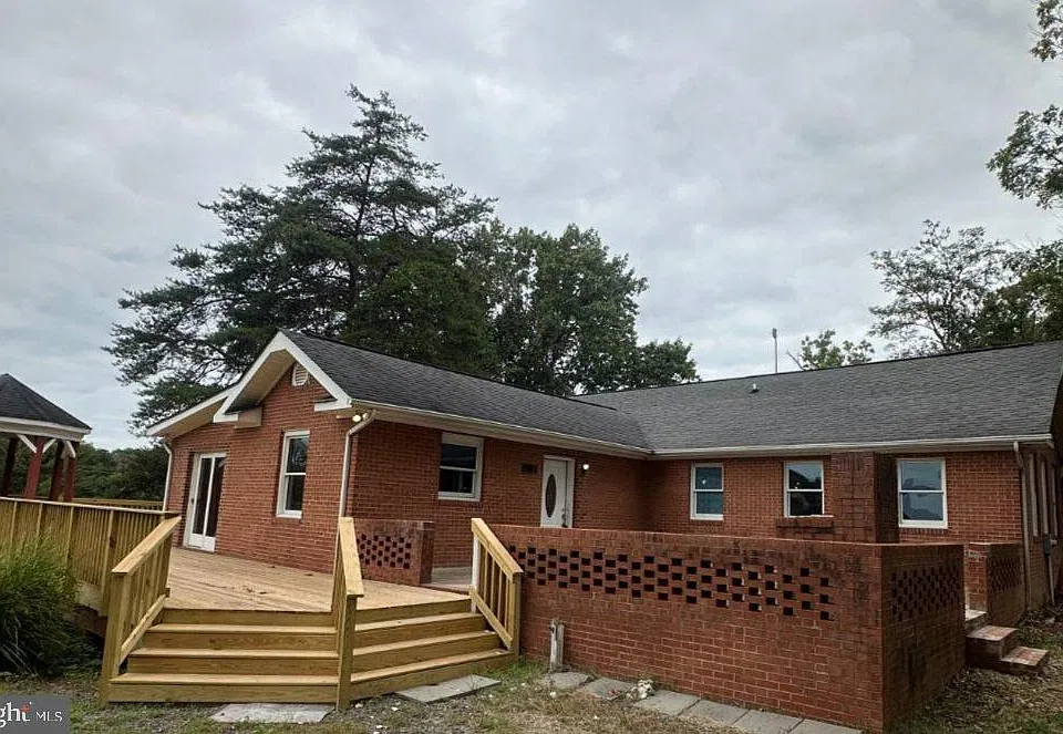 5186 Waterfront Ln