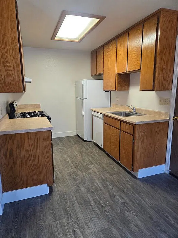 4 bed, 2.0 bath, 850 sqft, $2,200 — Photo 3