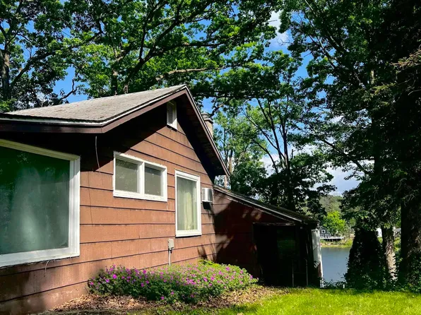 3072 Hampikian Dr, Milford, MI 48380