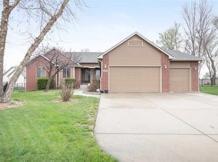 3106 N Lakecrest Cir, Wichita, KS 67205