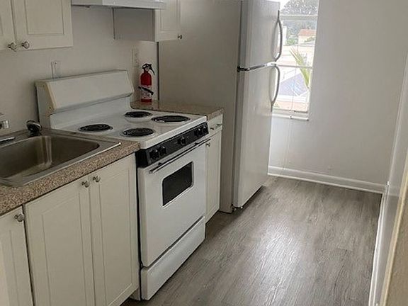 4th image of 2716 S Dixie Hwy APT 302