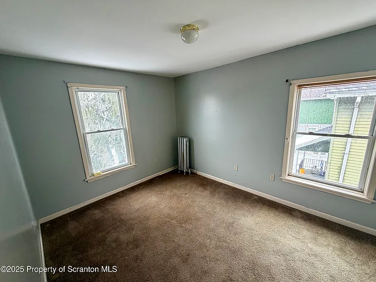 818 W Locust St — Photo 11