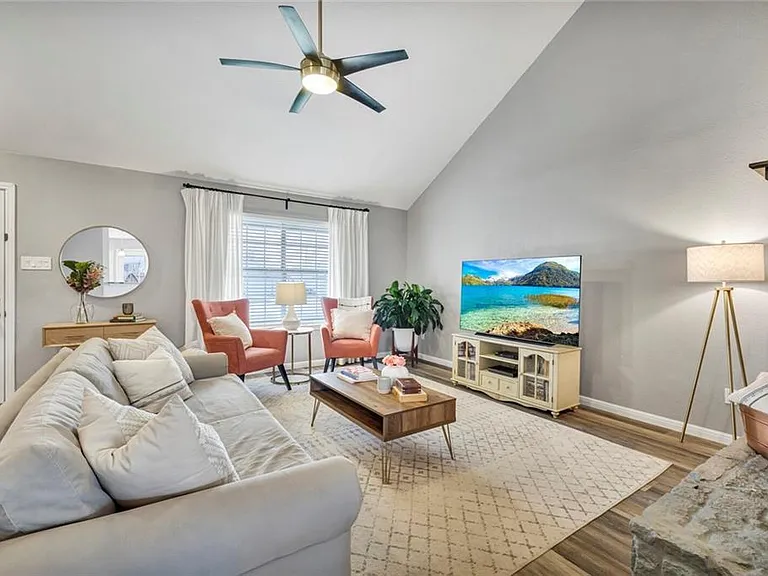 1808 Sylvia Ln — Photo 3