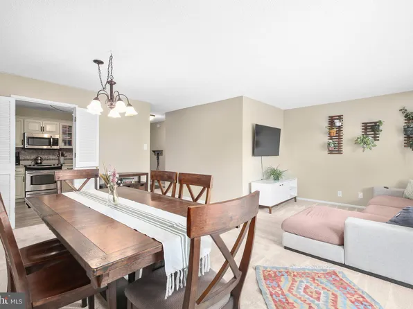 203 Yoakum Pkwy APT 502, Alexandria, VA 22304