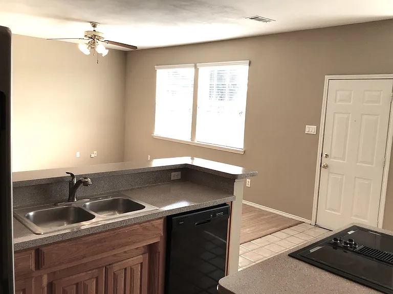 129 Hanover St — Photo 5