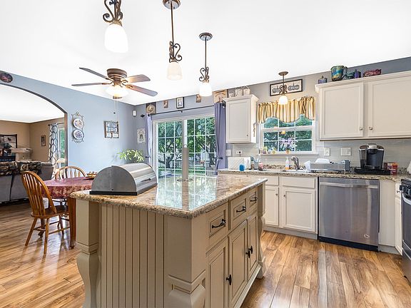 4th image of 141 Picnic St