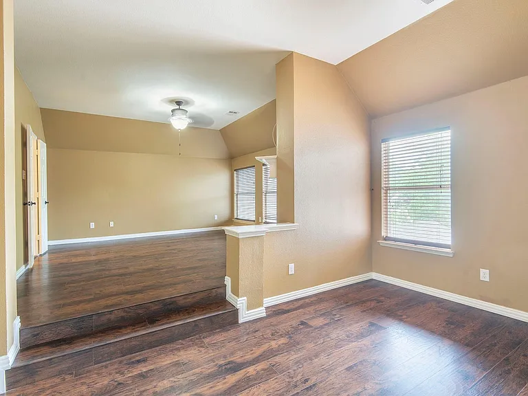 1169 London Dr — Photo 13