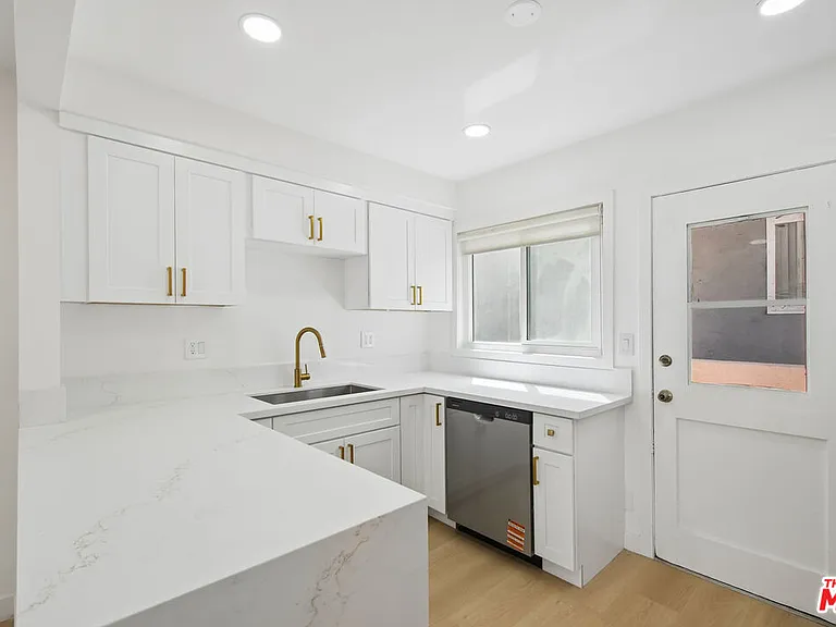 919 S Sherbourne Dr #1 — Photo 7