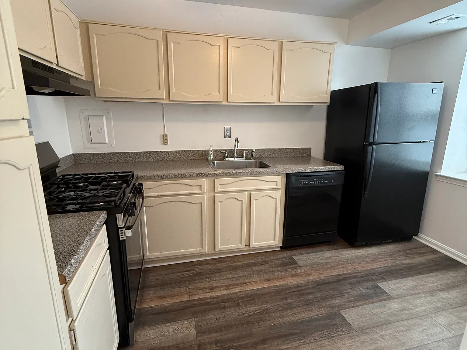 2 bed, 1105 sqft, $2,200 — Photo 1
