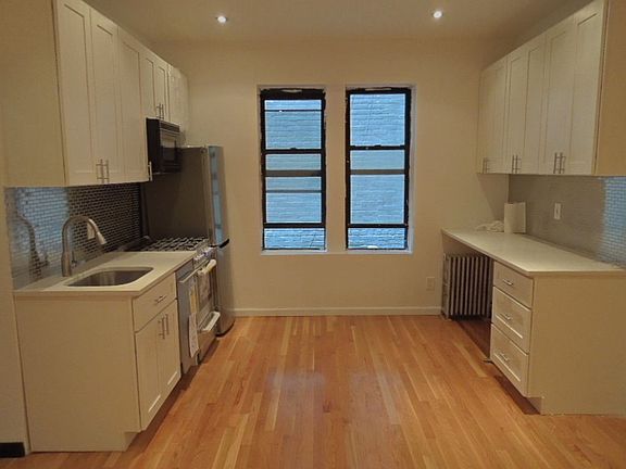 3rd image of 446 Saint Johns Pl APT 1B