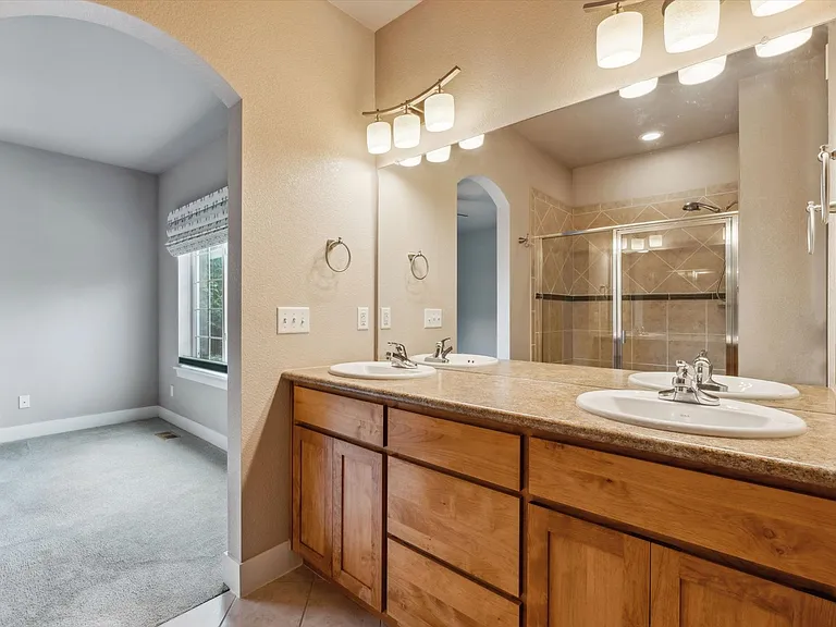 1038 Village Cir — Photo 11
