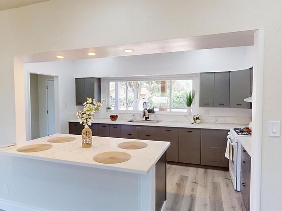 5th image of 3015 N Adoline Ave